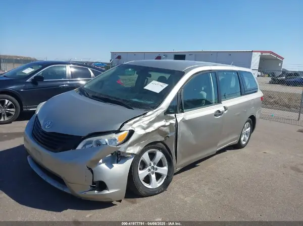 5TDZZ3DC6HS799116 2017 TOYOTA SIENNA - Image 2