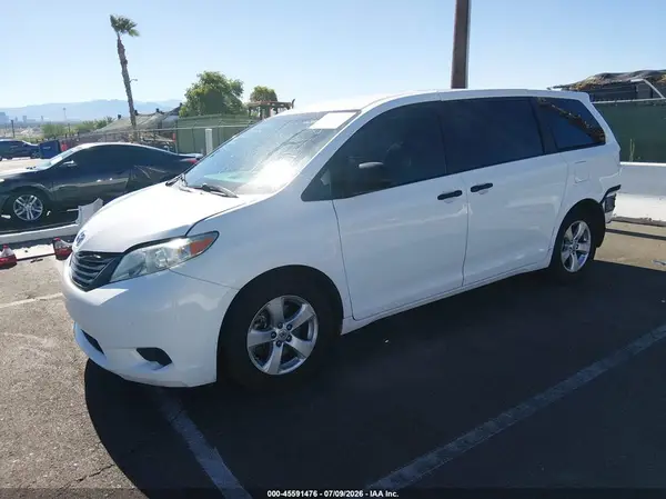 5TDZZ3DC6HS820840 2017 TOYOTA SIENNA - Image 2