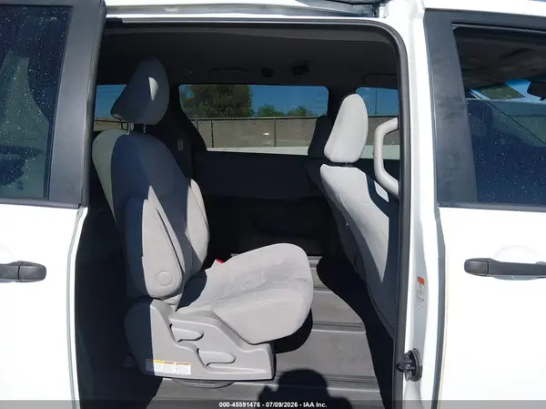 5TDZZ3DC6HS820840 2017 TOYOTA SIENNA - Image 8