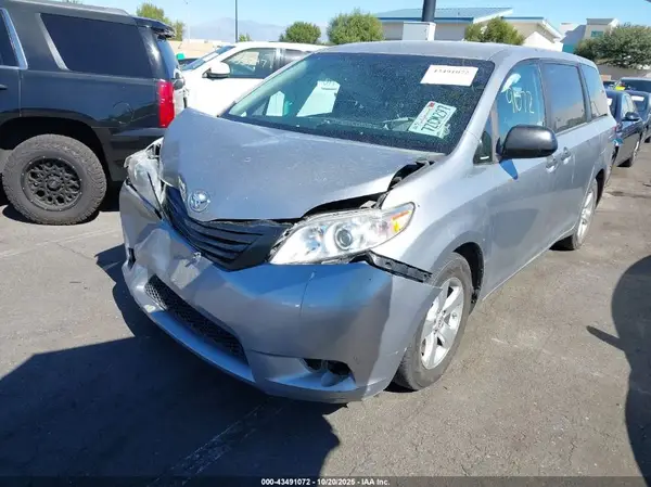 5TDZZ3DC6HS841980 2017 TOYOTA SIENNA - Image 2