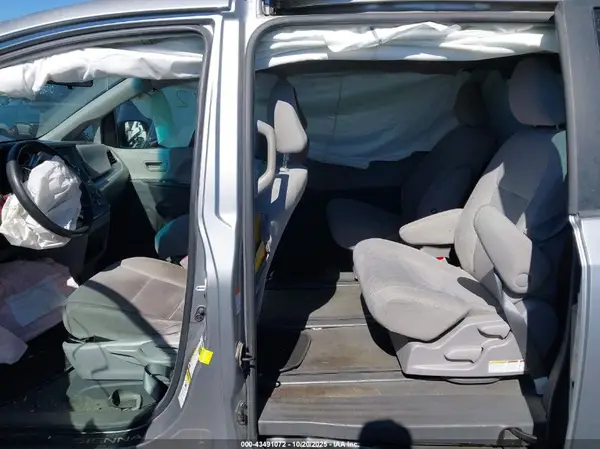 5TDZZ3DC6HS841980 2017 TOYOTA SIENNA - Image 8