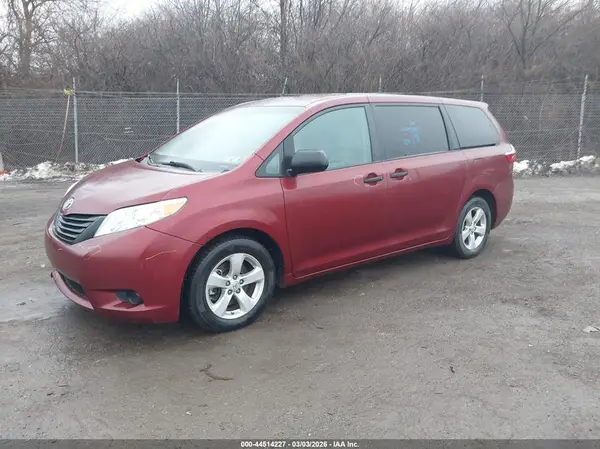 5TDZZ3DC6HS842398 2017 TOYOTA SIENNA - Image 2