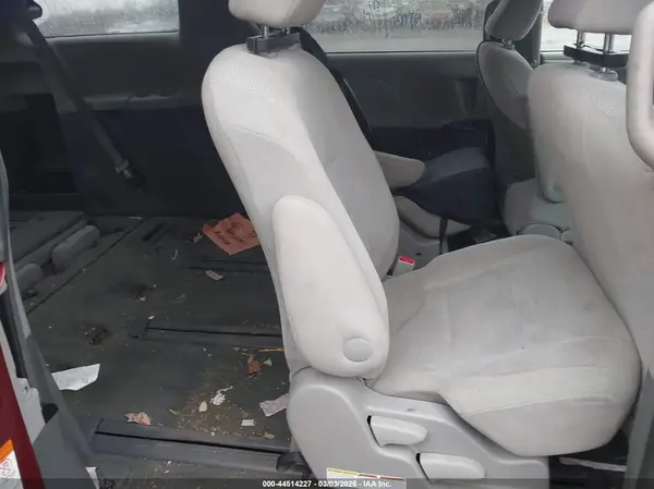 5TDZZ3DC6HS842398 2017 TOYOTA SIENNA - Image 8
