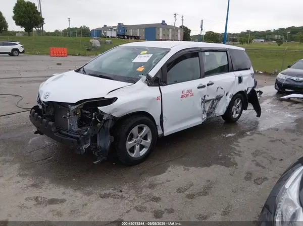 5TDZZ3DC6HS844913 2017 TOYOTA SIENNA - Image 2