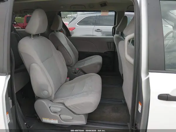 5TDZZ3DC6HS844913 2017 TOYOTA SIENNA - Image 8
