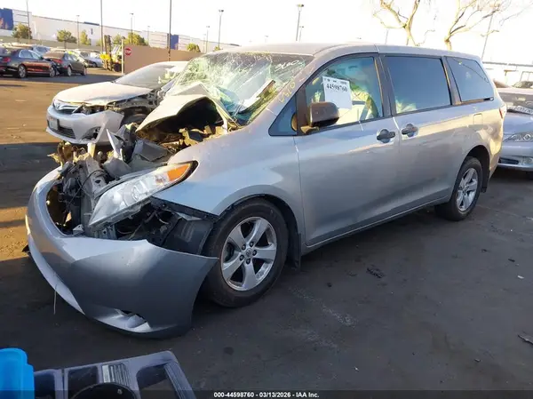 5TDZZ3DC6HS848735 2017 TOYOTA SIENNA - Image 2