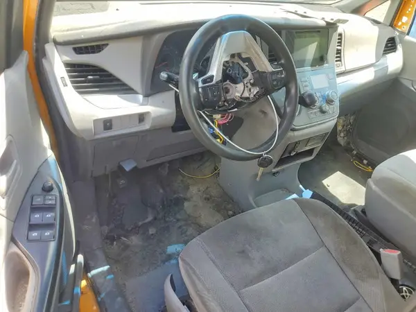 5TDZZ3DC6HS875823 2017 TOYOTA SIENNA - Image 8