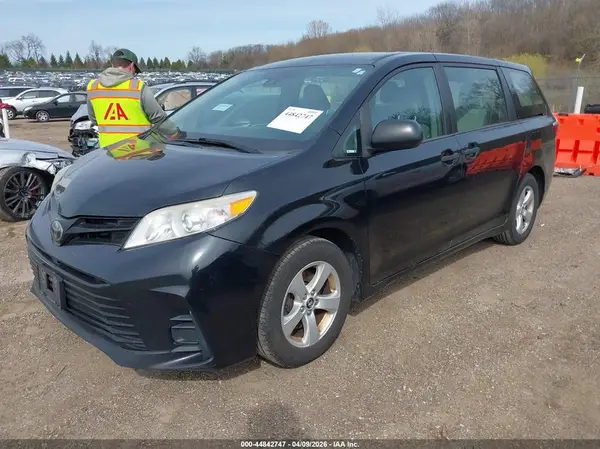 5TDZZ3DC6JS927750 2018 TOYOTA SIENNA - Image 2