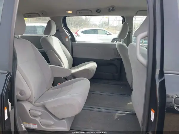 5TDZZ3DC6JS927750 2018 TOYOTA SIENNA - Image 8