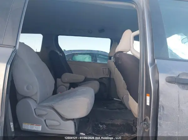 5TDZZ3DC6JS931264 2018 TOYOTA SIENNA - Image 8