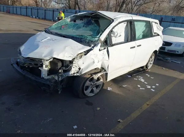 5TDZZ3DC6JS957301 2018 TOYOTA SIENNA - Image 2