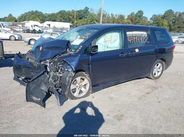 5TDZZ3DC6KS017128 2019 TOYOTA SIENNA - Image 2