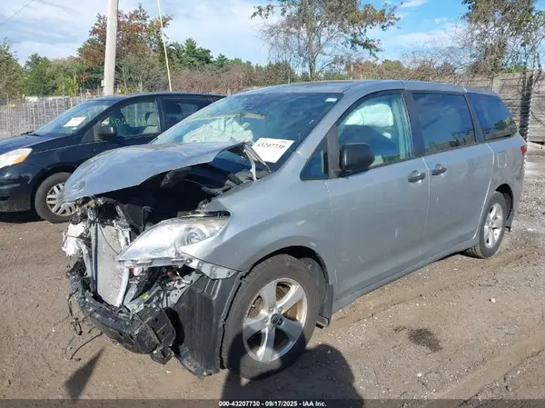 5TDZZ3DC6KS020952 2019 TOYOTA SIENNA - Image 2