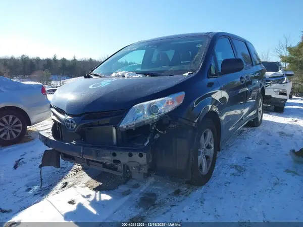 5TDZZ3DC6KS993314 2019 TOYOTA SIENNA - Image 2
