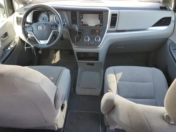 5TDZZ3DC6KS995130 2019 TOYOTA SIENNA - Image 8