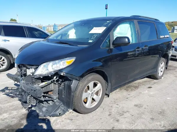 5TDZZ3DC6LS026719 2020 TOYOTA SIENNA - Image 2