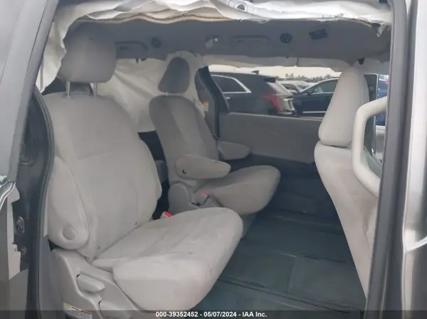 5TDZZ3DC7HS775746 2017 TOYOTA SIENNA - Image 8