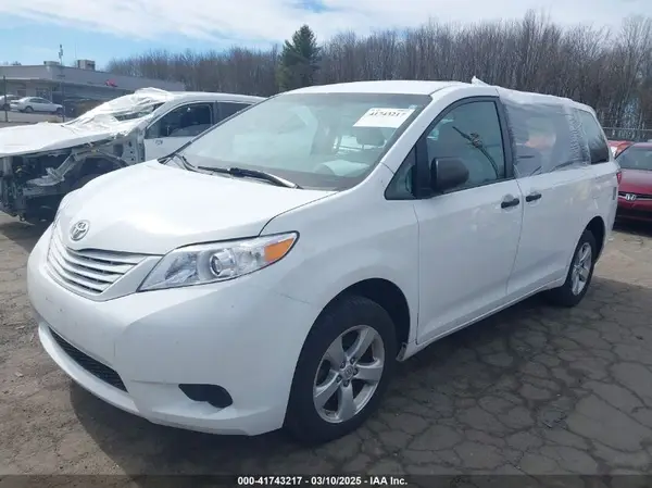 5TDZZ3DC7HS776329 2017 TOYOTA SIENNA - Image 2
