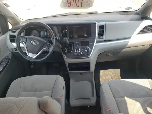 5TDZZ3DC7HS783569 2017 TOYOTA SIENNA - Image 8