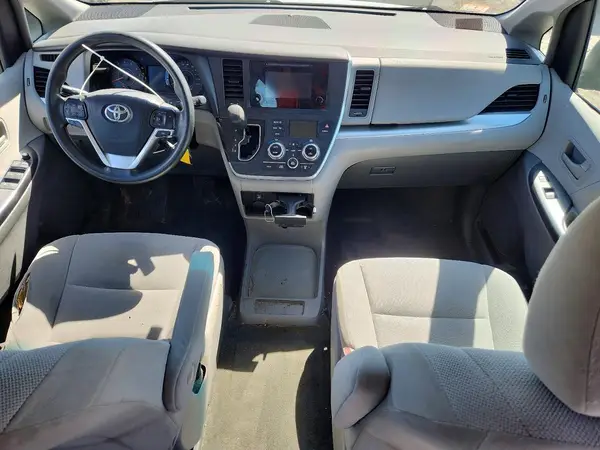 5TDZZ3DC7HS792207 2017 TOYOTA SIENNA - Image 8