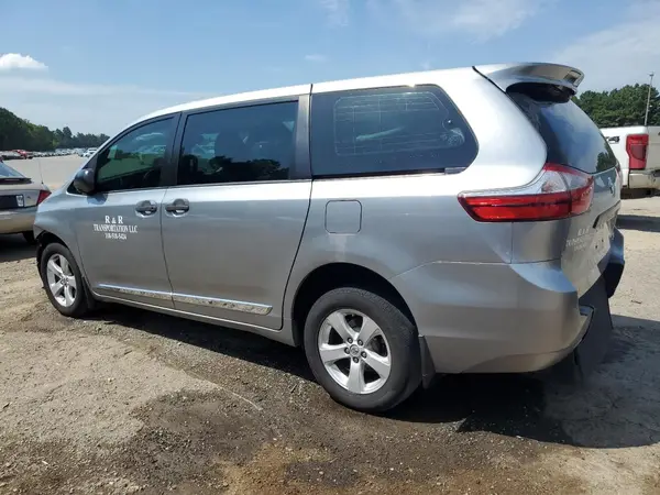 5TDZZ3DC7HS805392 2017 TOYOTA SIENNA - Image 2