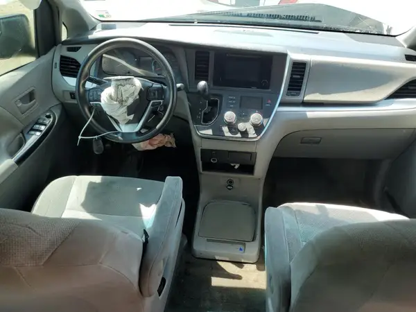 5TDZZ3DC7HS805392 2017 TOYOTA SIENNA - Image 8