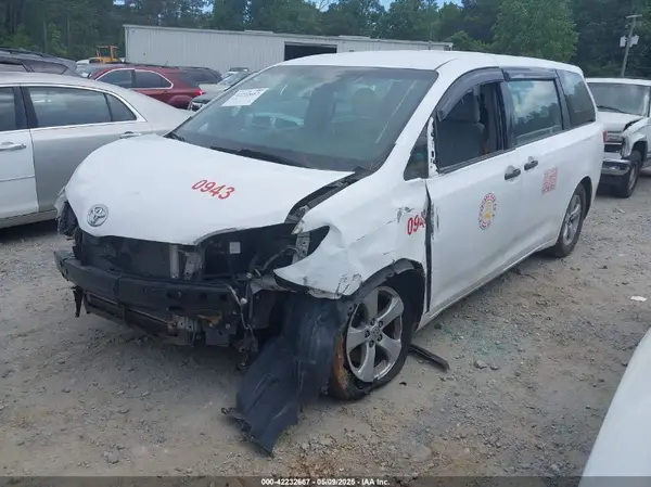 5TDZZ3DC7HS819101 2017 TOYOTA SIENNA - Image 2