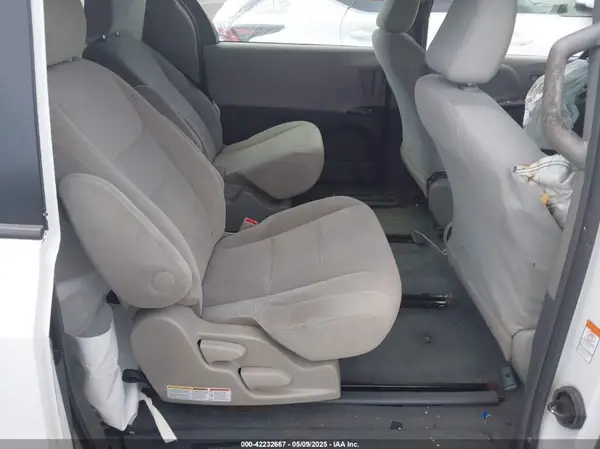 5TDZZ3DC7HS819101 2017 TOYOTA SIENNA - Image 8