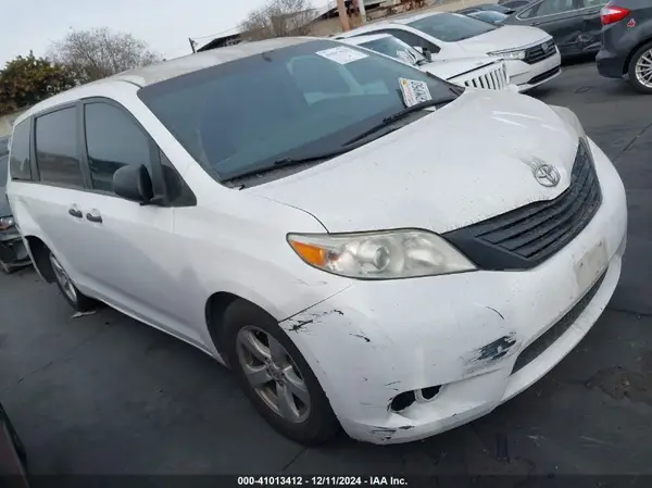 5TDZZ3DC7HS840675 2017 TOYOTA SIENNA - Image 1