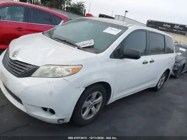 5TDZZ3DC7HS840675 2017 TOYOTA SIENNA - Image 2