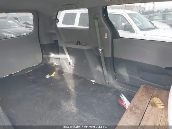 5TDZZ3DC7HS840675 2017 TOYOTA SIENNA - Image 8