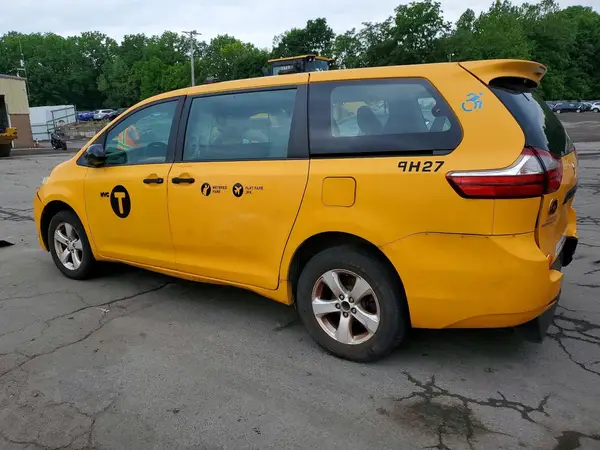 5TDZZ3DC7HS868850 2017 TOYOTA SIENNA - Image 2