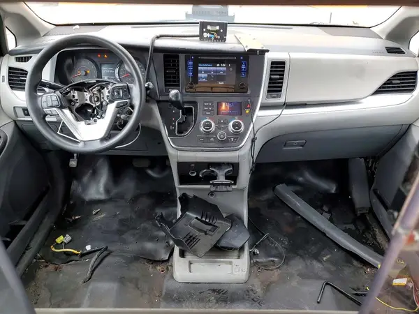 5TDZZ3DC7HS868850 2017 TOYOTA SIENNA - Image 8