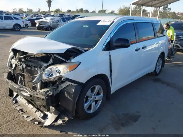 5TDZZ3DC7HS869741 2017 TOYOTA SIENNA - Image 2