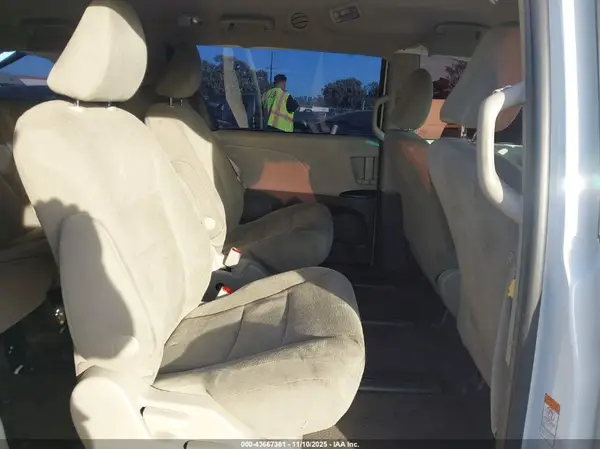 5TDZZ3DC7HS869741 2017 TOYOTA SIENNA - Image 8