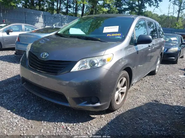 5TDZZ3DC7HS881985 2017 TOYOTA SIENNA - Image 2