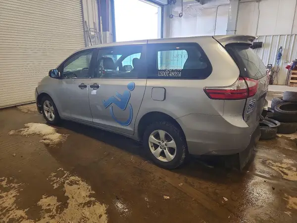 5TDZZ3DC7HS891271 2017 TOYOTA SIENNA - Image 2