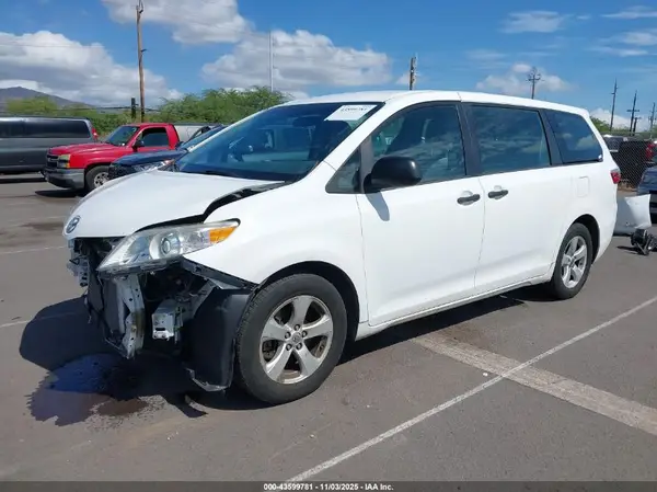 5TDZZ3DC7HS893960 2017 TOYOTA SIENNA - Image 2