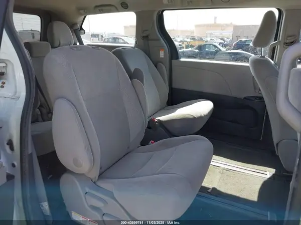 5TDZZ3DC7HS893960 2017 TOYOTA SIENNA - Image 8