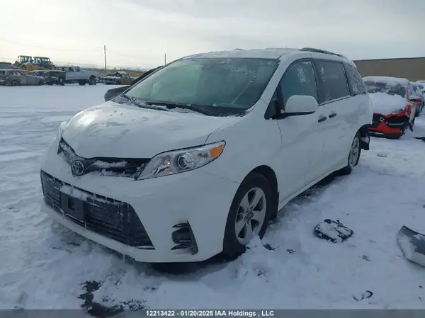 5TDZZ3DC7JS912139 2018 TOYOTA SIENNA - Image 2