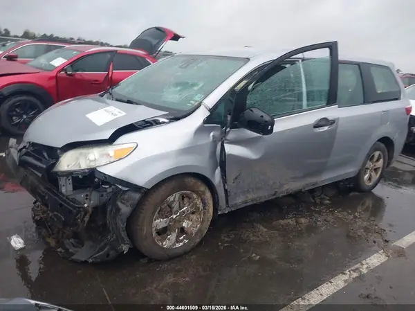 5TDZZ3DC7JS913260 2018 TOYOTA SIENNA - Image 2
