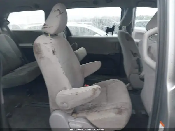 5TDZZ3DC7JS913260 2018 TOYOTA SIENNA - Image 8