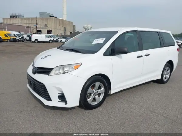 5TDZZ3DC7JS929541 2018 TOYOTA SIENNA - Image 2