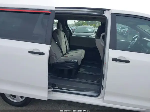 5TDZZ3DC7JS929541 2018 TOYOTA SIENNA - Image 8