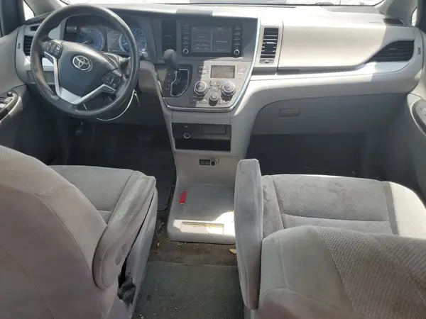 5TDZZ3DC7JS949711 2018 TOYOTA SIENNA - Image 8