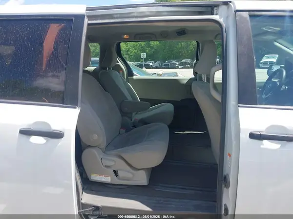 5TDZZ3DC7JS960725 2018 TOYOTA SIENNA - Image 8