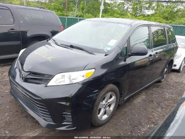 5TDZZ3DC7KS988560 2019 TOYOTA SIENNA - Image 2
