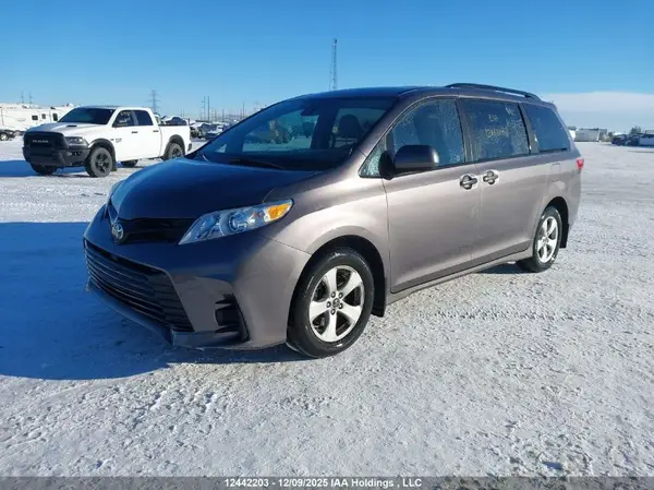 5TDZZ3DC7KS995623 2019 TOYOTA SIENNA - Image 2