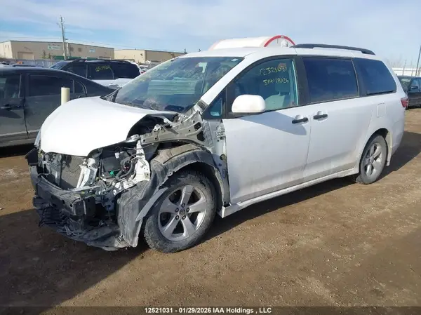 5TDZZ3DC7LS064685 2020 TOYOTA SIENNA - Image 2