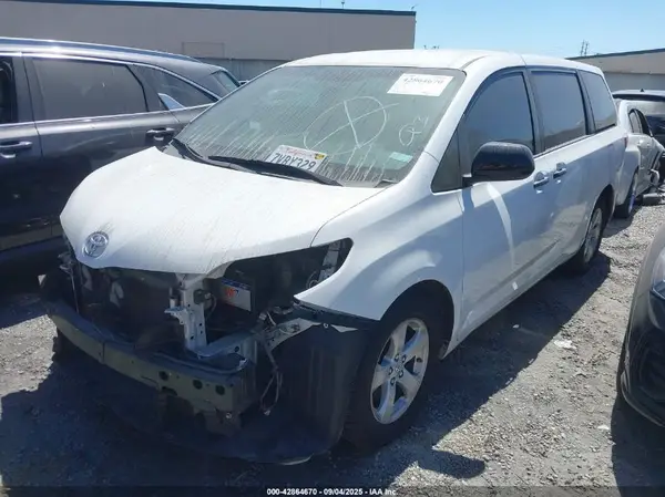 5TDZZ3DC8HS770779 2017 TOYOTA SIENNA - Image 2